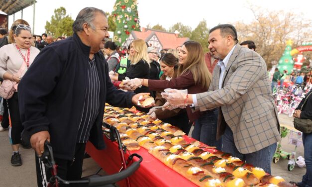 Parten megarosca de Reyes Magos en el parque DIF