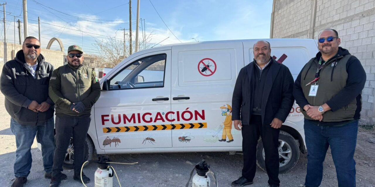 Fumiga Dirección de Ecología contra garrapatas en la colonia Campesina