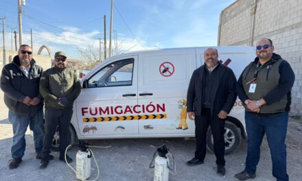 Fumiga Dirección de Ecología contra garrapatas en la colonia Campesina