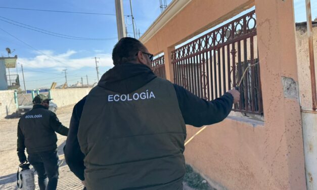 Fumiga Dirección de Ecología contra garrapatas en la colonia Campesina