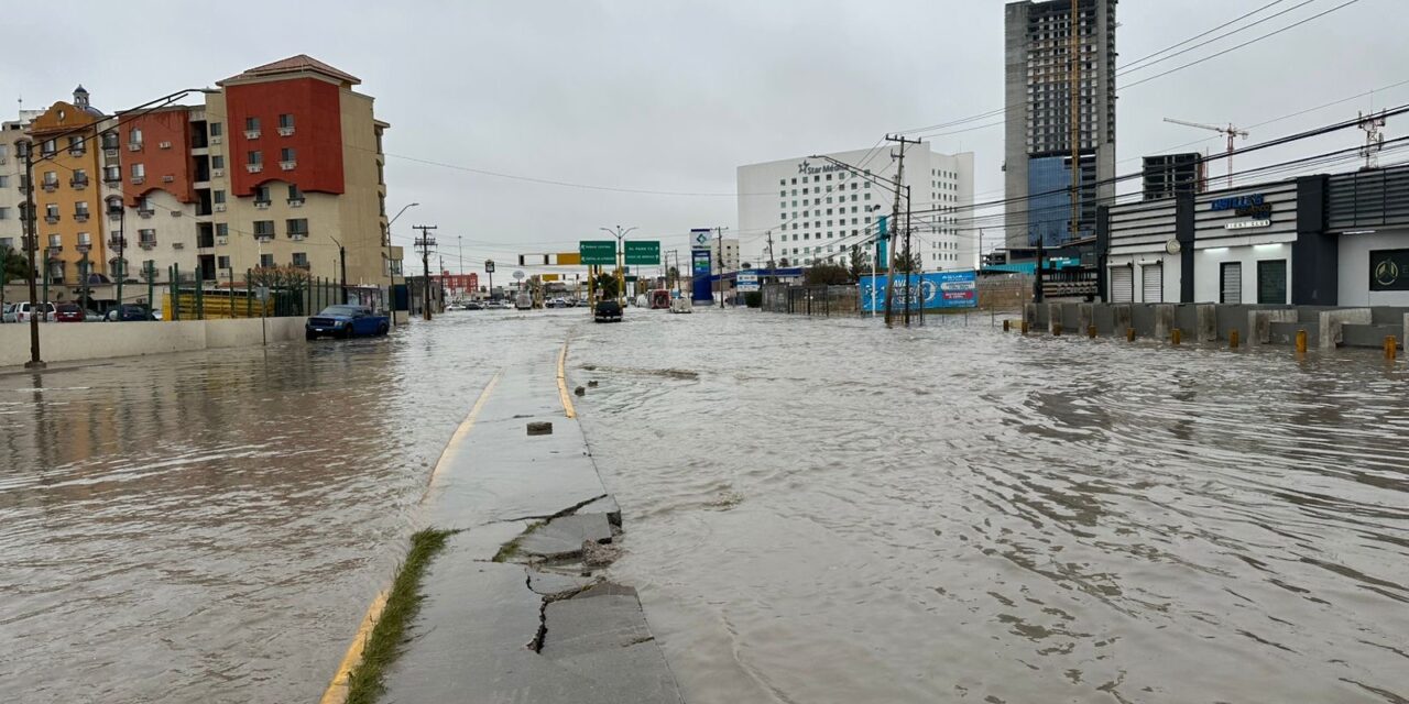 Lluvias provocan inundaciones y cierres viales en distintos puntos de Ciudad Juárez