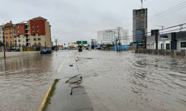 Tormenta invernal deja decenas de incidentes en Juárez: inundaciones, nieve, accidentes y una víctima mortal