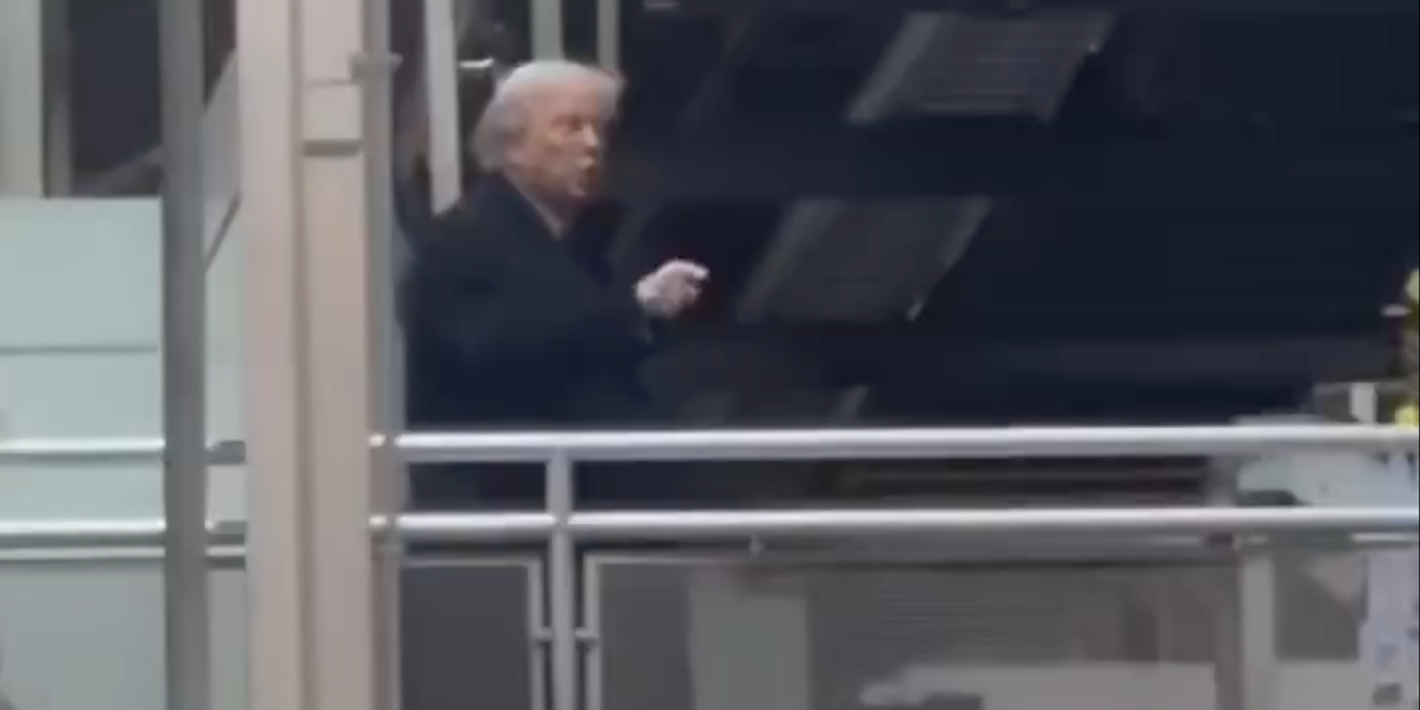 Trump muestra el dedo medio tras insulto de trabajador durante visita a planta de Ford