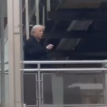 Trump muestra el dedo medio tras insulto de trabajador durante visita a planta de Ford