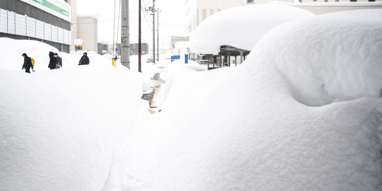 Japón bajo la nieve: tormentas invernales paralizan regiones enteras