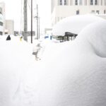 Japón bajo la nieve: tormentas invernales paralizan regiones enteras