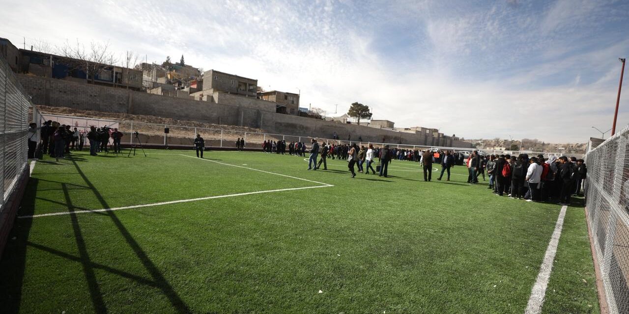 Entrega alcalde cancha de fútbol a estudiantes de la Técnica 56