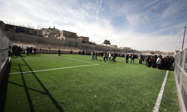 Entrega alcalde cancha de fútbol a estudiantes de la Técnica 56
