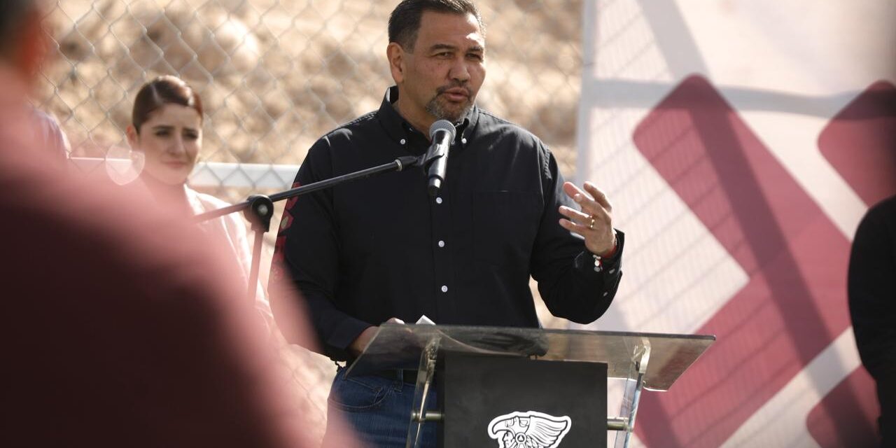 Entrega alcalde cancha de fútbol a estudiantes de la Técnica 56