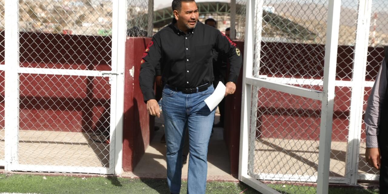 Entrega alcalde cancha de fútbol a estudiantes de la Técnica 56