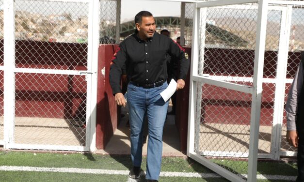 Entrega alcalde cancha de fútbol a estudiantes de la Técnica 56