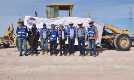 Apoya Gobierno del Estado con maquinaria la rehabilitación de caminos rurales en Samalayuca