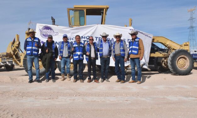 Apoya Gobierno del Estado con maquinaria la rehabilitación de caminos rurales en Samalayuca