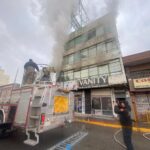 Cuando el calor se sale de control: incendio en sex shop moviliza a Bomberos