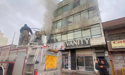Cuando el calor se sale de control: incendio en sex shop moviliza a Bomberos
