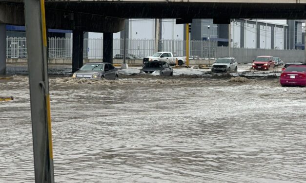 Lluvias provocan inundaciones y cierres viales en distintos puntos de Ciudad Juárez