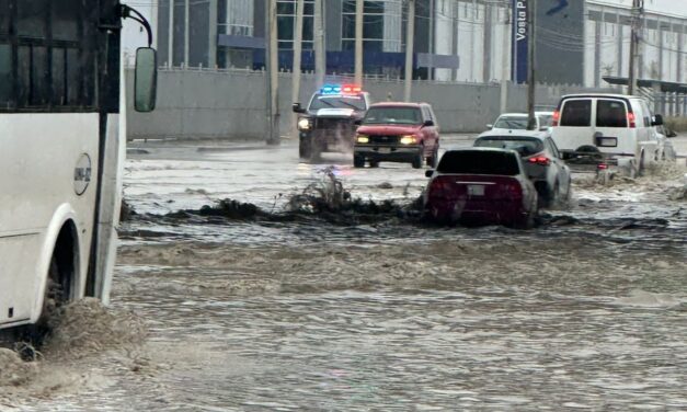 Lluvias provocan inundaciones y cierres viales en distintos puntos de Ciudad Juárez