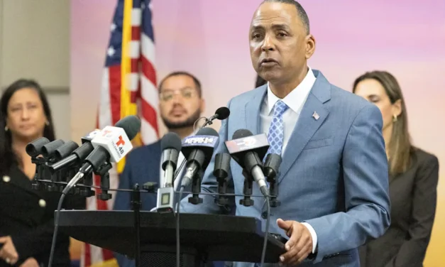 Alcalde de El Paso califica como “interrupción mayor e innecesaria” el cierre del espacio aéreo