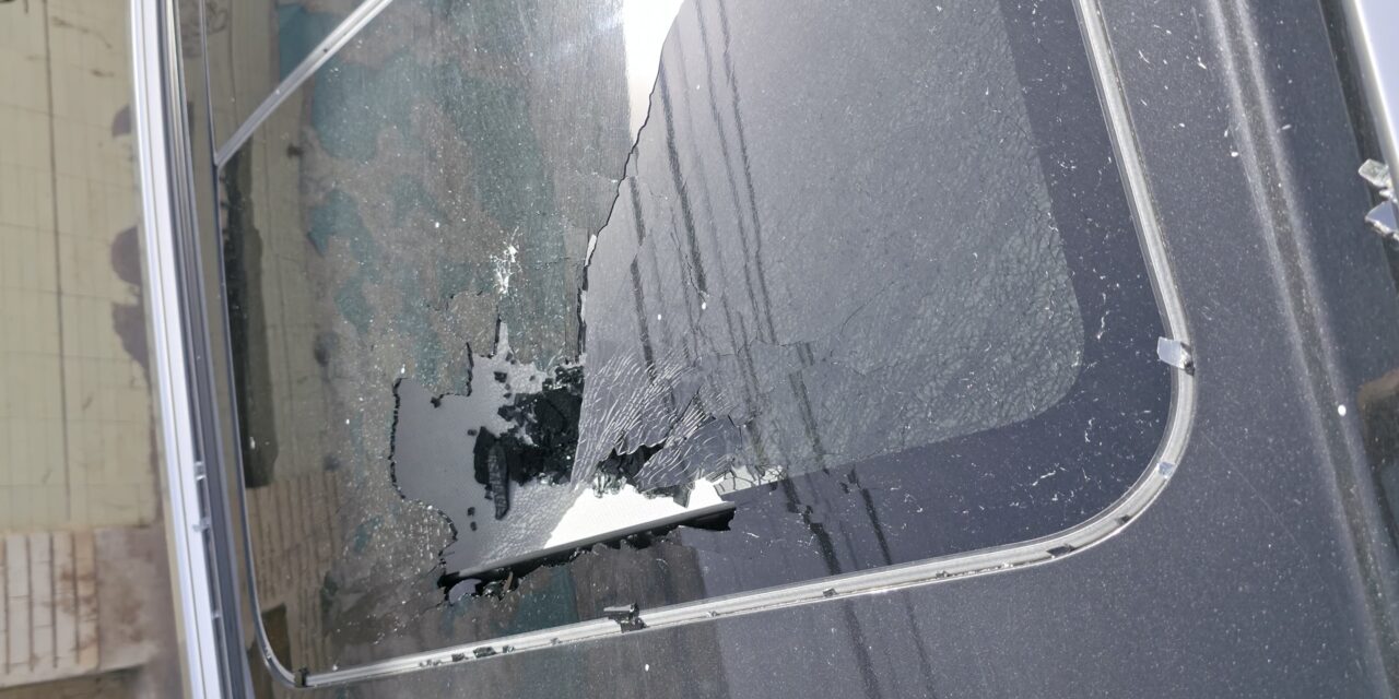 💥 Denuncian caída de vidrios desde la “Torre Centinela”; acusan negligencia y riesgo para ciudadanos