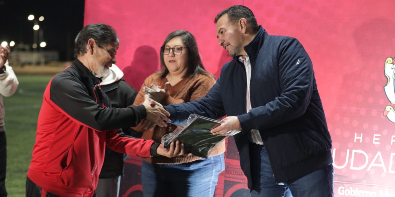 Entrega alcalde red eléctrica e infraestructura de alumbrado en instalaciones de Club de Fútbol Veteranos