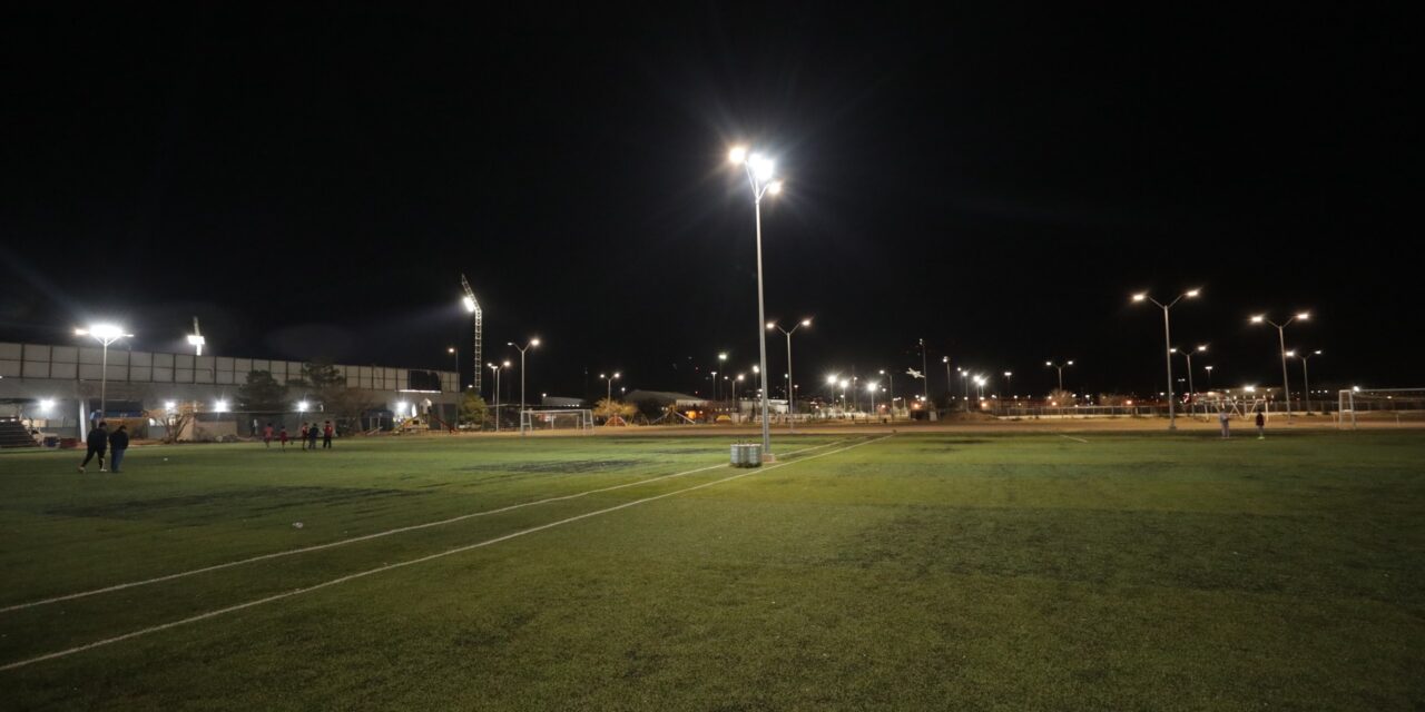 Entrega alcalde red eléctrica e infraestructura de alumbrado en instalaciones de Club de Fútbol Veteranos