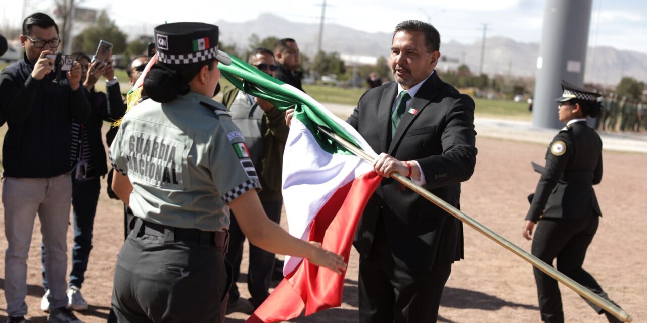 Conmemoran Día de la Bandera con incineración y abanderamiento de escuelas