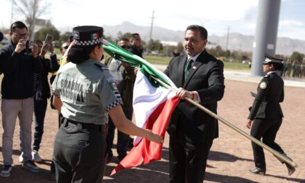 Conmemoran Día de la Bandera con incineración y abanderamiento de escuelas