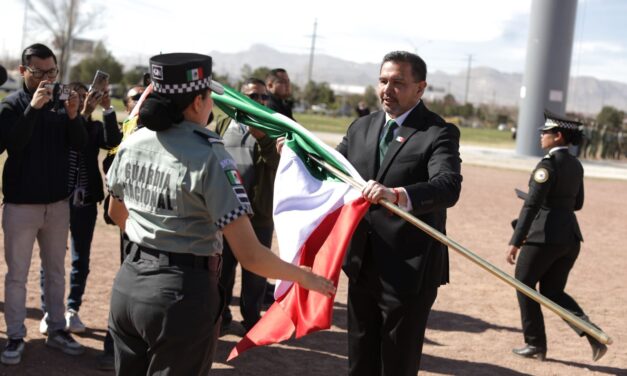 Conmemoran Día de la Bandera con incineración y abanderamiento de escuelas