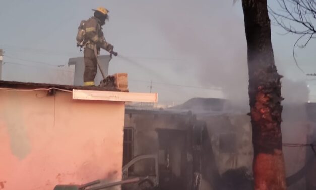 Atienden incendio en vivienda de la colonia 20 de Noviembre