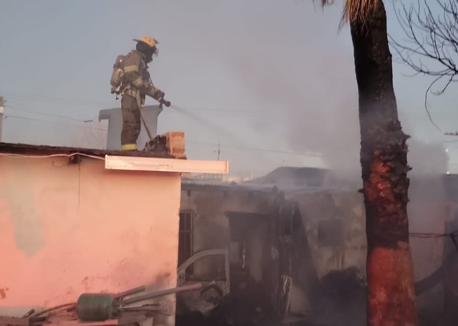 Atienden incendio en vivienda de la colonia 20 de Noviembre
