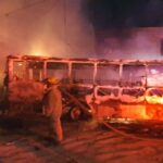 Bomberos rescatan a masculino tras incendio en vivienda