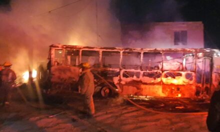 Bomberos rescatan a masculino tras incendio en vivienda