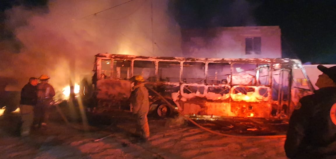 Bomberos rescatan a masculino tras incendio en vivienda