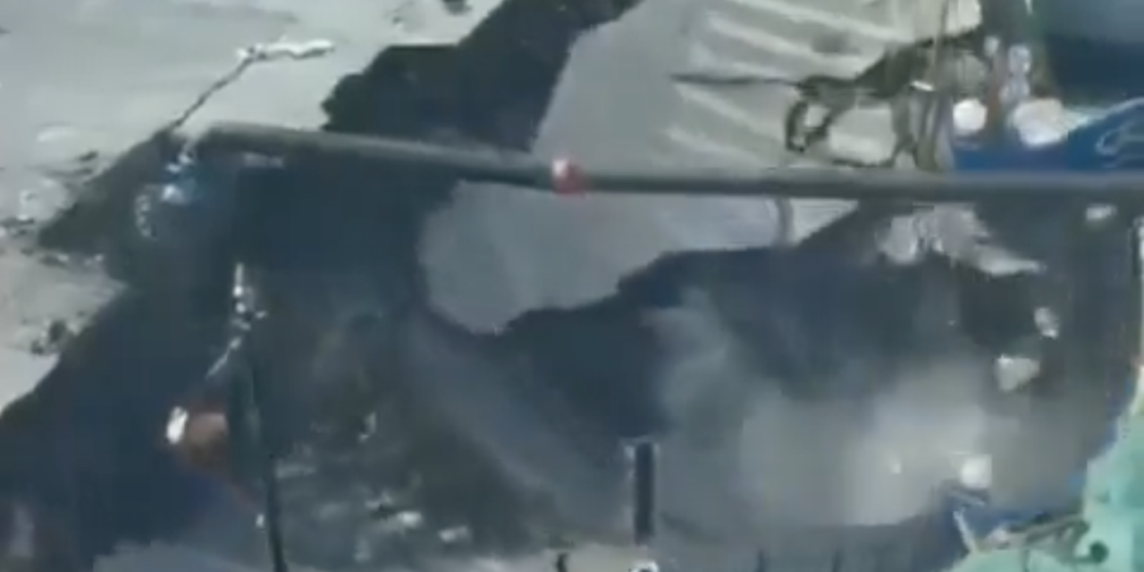 ¡La tierra se abrió en segundos! Gigantesco socavón se traga una calle en Shanghái