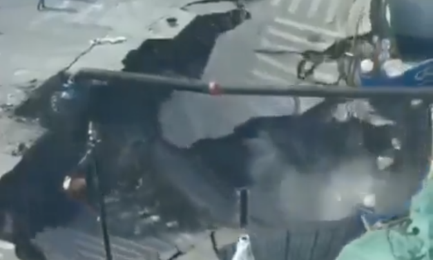 ¡La tierra se abrió en segundos! Gigantesco socavón se traga una calle en Shanghái