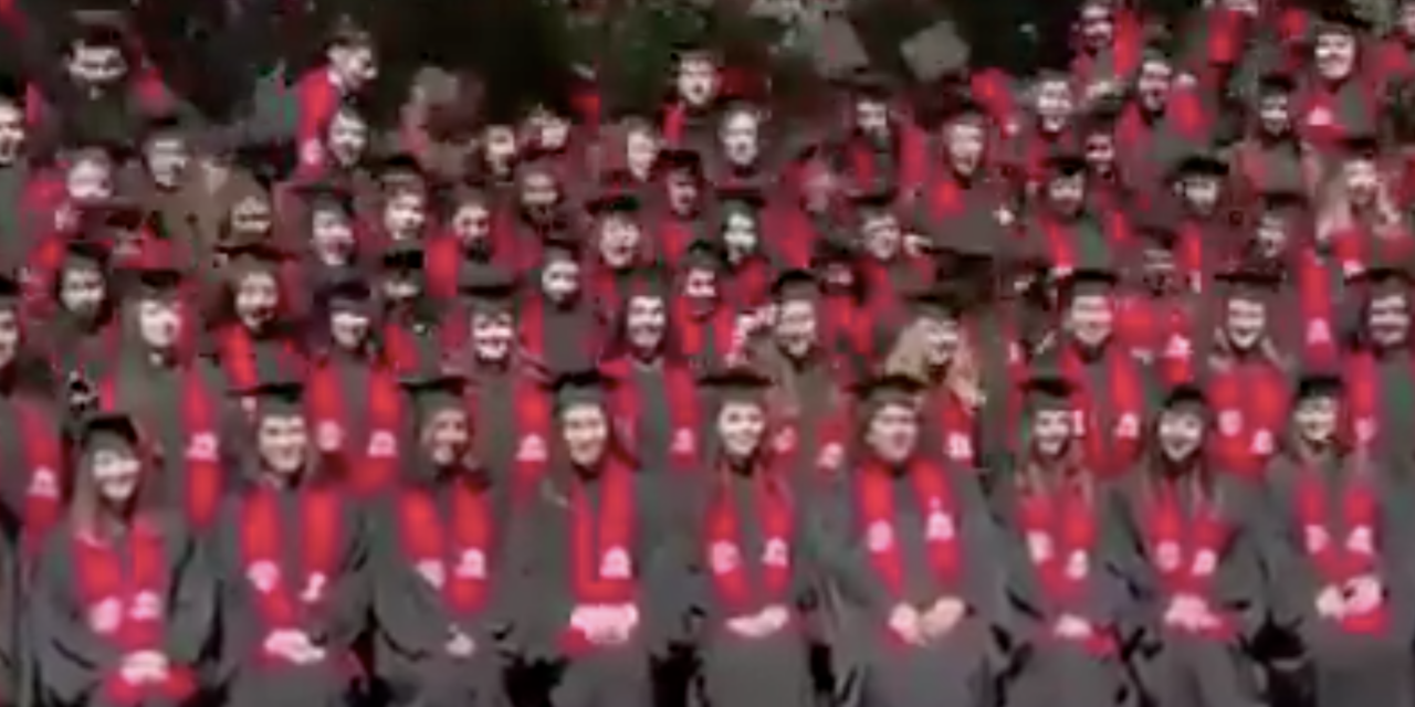 Se desploma grada en graduación de la Ibero Santa Fe… el momento quedó en video