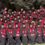 Se desploma grada en graduación de la Ibero Santa Fe… el momento quedó en video