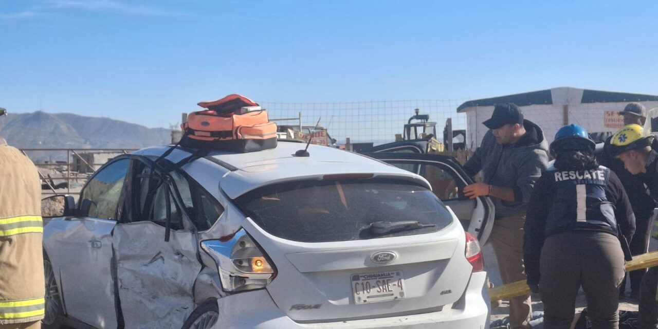 Atienden accidente vehicular sobre Camino Real; cinco personas resultan lesionadas