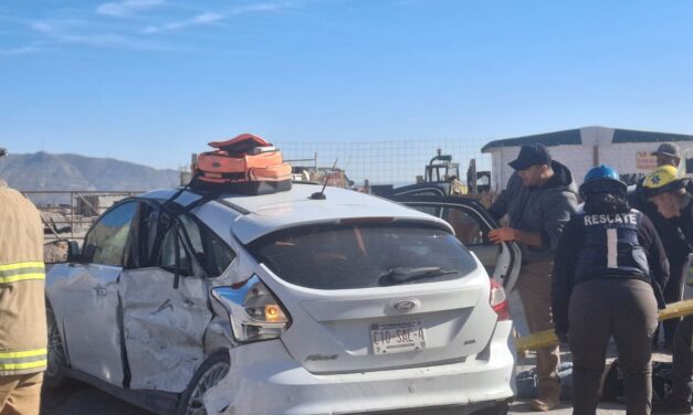 Atienden accidente vehicular sobre Camino Real; cinco personas resultan lesionadas