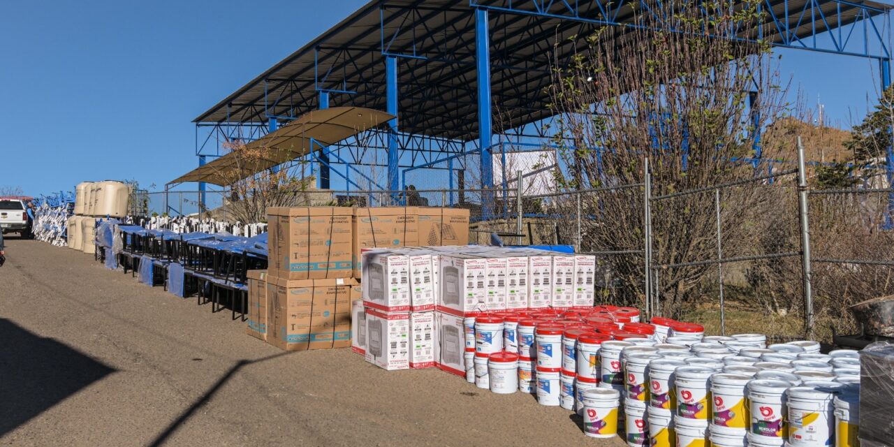 Maru Campos entrega en Parral equipamiento para 110 escuelas de la región sur