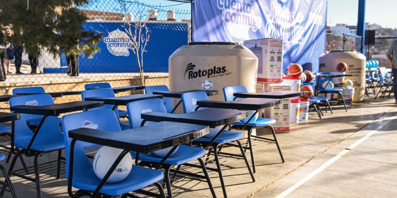 Maru Campos entrega en Parral equipamiento para 110 escuelas de la región sur