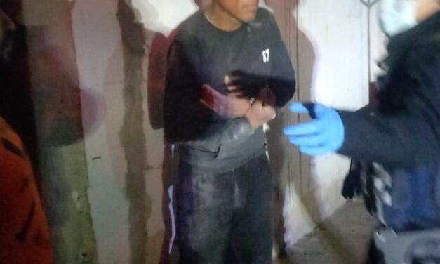 Bomberos rescatan a masculino tras incendio en vivienda