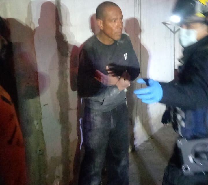 Bomberos rescatan a masculino tras incendio en vivienda