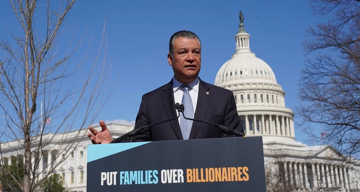 Senador Alex Padilla acusa a Donald Trump de mentir en mensaje sobre el Estado de la Unión