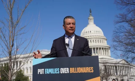 Senador Alex Padilla acusa a Donald Trump de mentir en mensaje sobre el Estado de la Unión