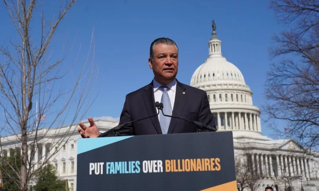 Senador Alex Padilla acusa a Donald Trump de mentir en mensaje sobre el Estado de la Unión