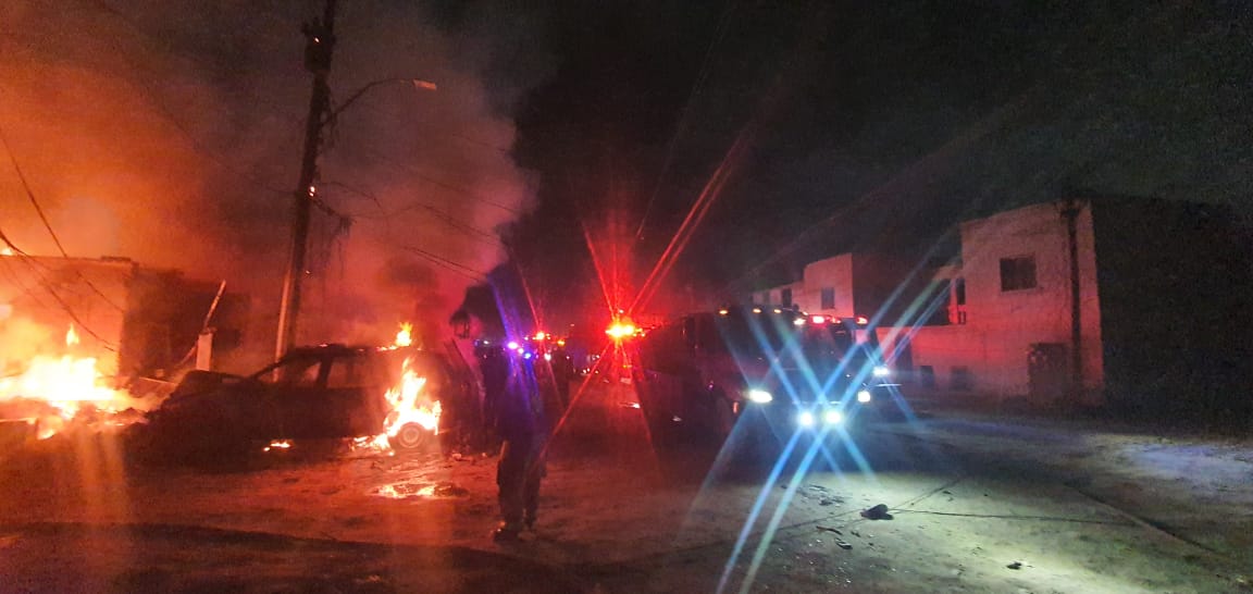 Bomberos rescatan a masculino tras incendio en vivienda