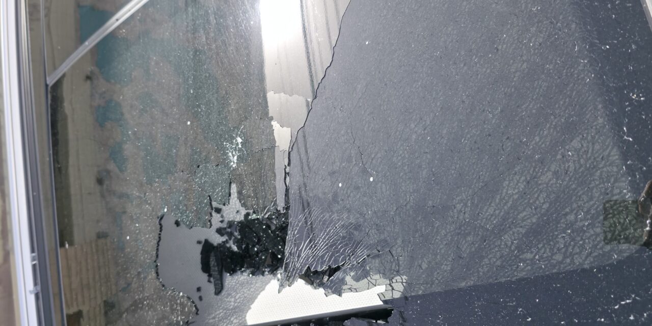 💥 Denuncian caída de vidrios desde la “Torre Centinela”; acusan negligencia y riesgo para ciudadanos