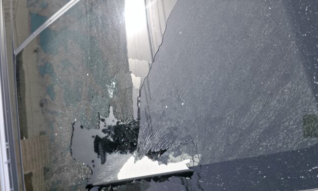 💥 Denuncian caída de vidrios desde la “Torre Centinela”; acusan negligencia y riesgo para ciudadanos