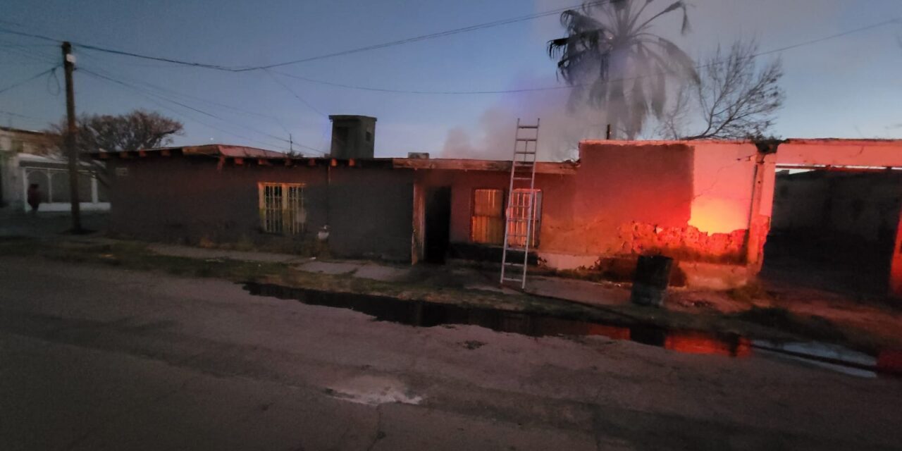 Atienden incendio en vivienda de la colonia 20 de Noviembre